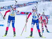 Markéta Davidová (vlevo) p�edává v Oberhofu �tafetu Tereze Voborníkové.