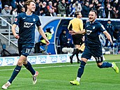 Hoffenheimský zálo�ník Wouter Burger (vlevo) slaví sv�j gól s Vladimírem...