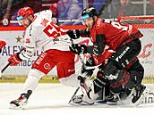 T�ine�tí úto�níci Petr Sikora a Marko Da�o bojují p�ed brankou Sparty s...