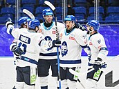 Kladen�tí hokejisté se radují z gólu.