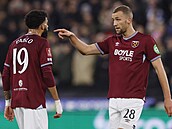 Zálo�ník Tomá� Sou�ek z West Hamu se na h�i�ti domlouvá se spoluhrá�em Pablem.