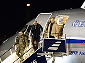 Na pra�ském leti�ti v ned�li ve�er p�istálo letadlo s �echem Janem Darmovzalem,...