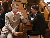 Sch�ze Poslanecké sn�movny. Filip Turek a Petr Macinka (Motoristé sob�). (13....