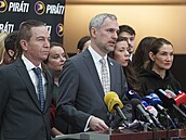 Tisková konference �eské pirátské strany. Na snímku   Ivan Barto�, Zden�k H�ib....