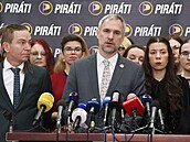 Tisková konference �eské pirátské strany. Na snímku Ivan Barto�, Zden�k H�ib....