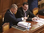 Sch�ze Poslanecké sn�movny. Na snímku premiér Andrej Babi� (ANO) a Petr Macinka...