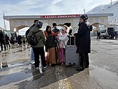 Na út�ku. Írán�tí uprchlíci stojí u hrani�ní brány po p�ekro�ení hranice s...