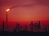 �erné v�e ropné rafinerie v íránském Abadanu na pozadí rudého západu slunce....