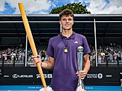 Jakub Men�ík pózuje s trofejí pro vít�ze turnaje v Aucklandu.