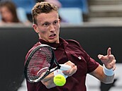 Ji�í Lehe�ka hraje forhend v prvním kole Australian Open.