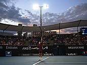 Ji�í Lehe�ka podává v prvním kole Australian Open.