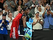 Americká legenda Venus Williamsová zdraví fanou�ky po porá�ce v prvním kole...