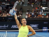 B�loruská tenistka Aryna Sabalenková pózuje s trofejí pro �ampionku turnaje v...