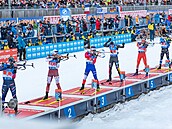 Biatlonisté p�i st�elb� vestoje prvního úseku mu�ské �tafety v Ruhpoldingu.