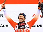 Marco Odermatt se raduje z triumfu ve sjezdu ve Wengenu.