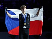 Georgii Reshtenko s bronzovou medailí a �eskou vlajkou po �ivotním výsledku na...