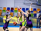 Emma �echová v oble�ení bránících basketbalistek Slovanky.