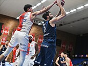 David Böhm se sna�í zastavit st�ílejícího Dominika Heinzla.