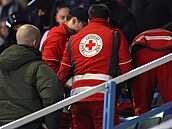 Zdravotníci zasahují u kolapsu fanou�ka na tribun� b�hem utkání Vítkovice -...