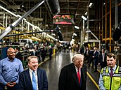 Prezident Donald Trump odpovídá na otázky noviná�� spole�n� s �editelem závodu...