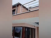 �unek p�i odklízení sn�hu ze st�echy spadl ze �ty� metr�