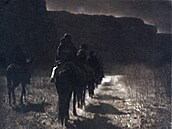 Snímek amerického fotografa Edwarda S. Curtise �Mizející rasa� zobrazuje...