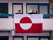 Grónskou vlajku si vyv�ují lidé i na balkonech. (14. ledna 2026)