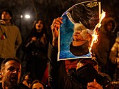 Pálení fotky A. Khameneiho p�ed íránskou ambasádou v Londýn�. (12. ledna 2026)