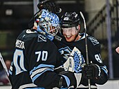 Karel Vejmelka a Nate Schmidt slaví vít�zství Utahu proti Seattlu.