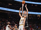 Vít Krej�í z Atlanty zakon�uje b�hem utkání proti Bostonu.