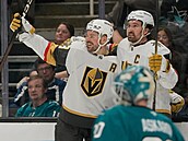 Tomá� Hertl a Mark Stone slaví branku Vegas.