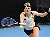 Marie Bouzková se natahuje po mí�ku v 1. kole turnaje v Adelaide.