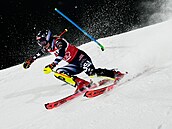 Mikaela Shiffrinová b�hem no�ního slalomu ve Flachau.