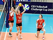 Volejbalistky TJ Ostrava Michaela Drozdová (vlevo) a Andrea �trbová sledují...