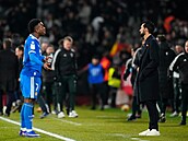 Vinicius Junior diskutuje s trenérem Alvarem Arbeloou.