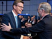 Nový p�edseda ODS Martin Kupka p�ijímán gratulaci od svého p�edch�dce v �ele...