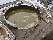 Protr�ená jímka na Znojemsku, z ní� unikly tisíce metr� krychlových kejdy do...