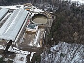 Protr�ená jímka na Znojemsku, z ní� unikly tisíce metr� krychlových kejdy do...