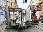 Nákladní vozidlo strhlo v Seifertov� ulici v Praze tramvajovou trolej. (14....