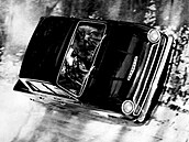 Ford Cortina v korytu bobové dráhy v Cortin� d�Ampezzo. Za volantem nesed�l...