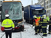 V Hlubo�epech se srazila tramvaj s nákla�ákem. �idi�i obou voz� jsou zran�ní....