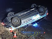 P�íjezdová cesta byla na obou b�ezích �eky siln� zledovat�lá. Policisté cestou...