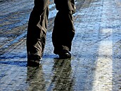 Na zledovat�lém chodníku hrozí úraz.
