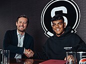 Peruánský ofenzivní hrá� Joao Grimaldo (vpravo) práv� podepsal smlouvu se...