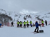 Organizáto�i v Zauchensee p�ipravují v hustém sn�ení tra� pro sobotní sjezd