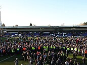 Fanou�ci a hrá�i Macclesfieldu slaví na h�i�ti historické vít�zství nad Crystal...