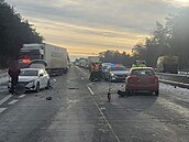 Ve sm�ru na Prahu se na 153. kilometru D1 srazila �ty�i osobní auta. Stalo se...