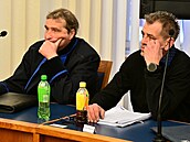 Ob�alovaný Jan Mach (vpravo) u Krajského soudu v Brn�, který za�al projednávat...