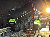 Nehoda osobního auta s cisternou v Cho�ánkách na Nymbursku. (11. ledna 2025)