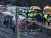 �lenové �pan�lské civilní gardy spolu s dal�ími záchraná�i pracují vedle...